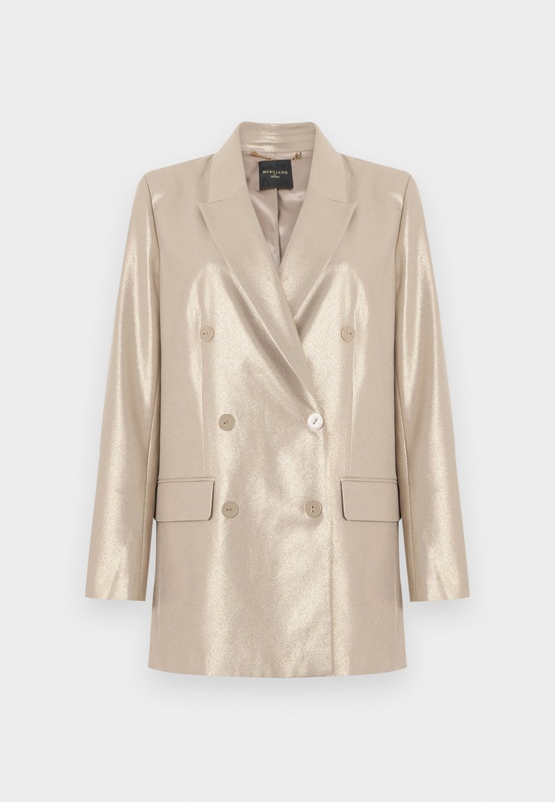 Beiger metallic-farbener, doppelt geknöpfter Blazer mit sechs Knöpfen, Schulzerschnitt und zwei Pattentaschen, flach auf weißem Hintergrund liegend dargestellt.