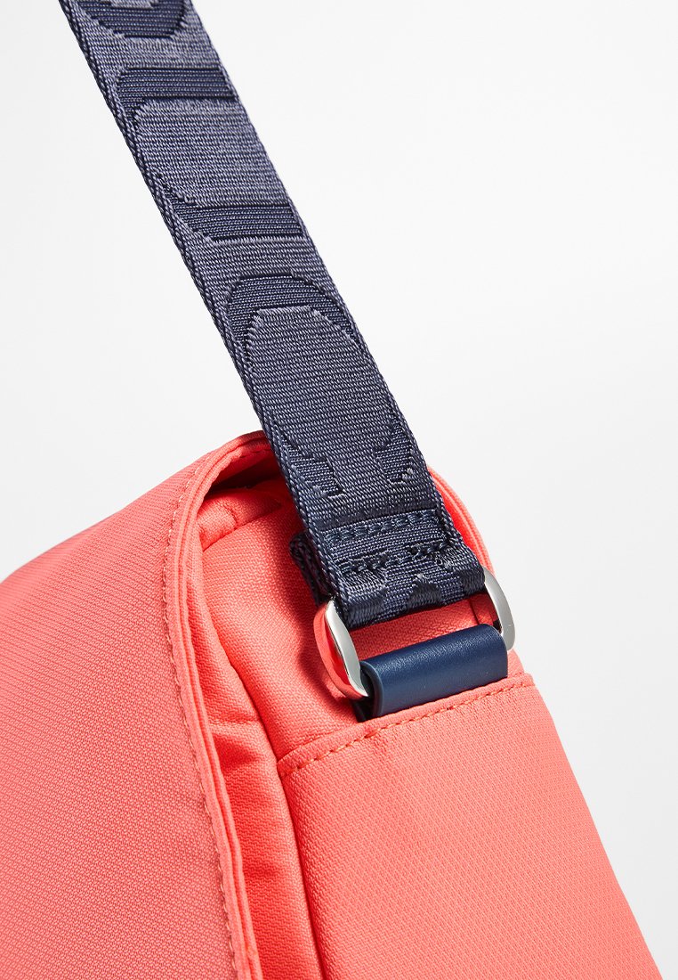 Mandarina Duck STYLE