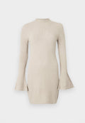 Geripptes Strickkleid in hellbeige, mit hohem Kragen und ausgestellten Ärmeln mit gemusterten Bündchen. Figurbetonte Silhouette.