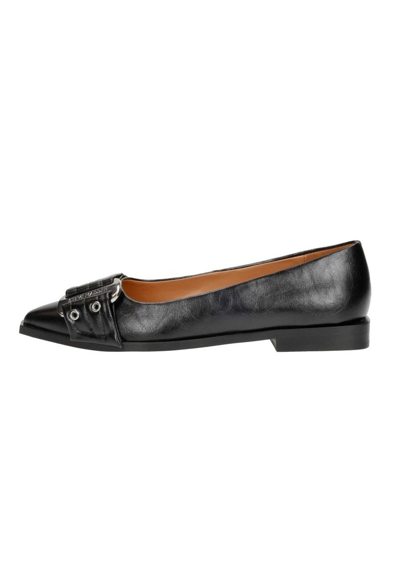Schwarze Leder-Ballerinas mit einer spitzen Zehe, die über eine dekorative Schnalle und einen Riegel mit Ösen im Obermaterial verfügen. Niedriger, fester Absatz.