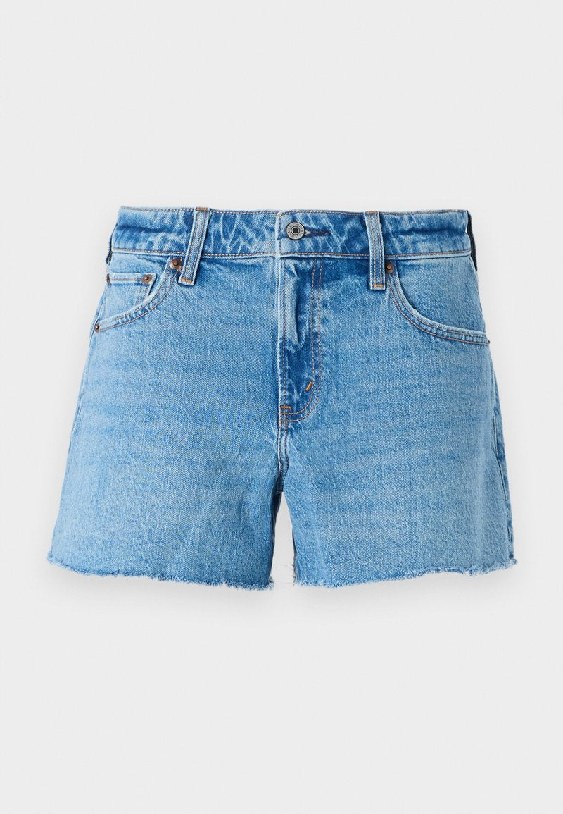 Denim-Shorts in Hellblau, mit rohem Saum, Fünf-Taschen-Design und Messingknopfverschluss. Glatte Textur mit leichter Ausbleichung.