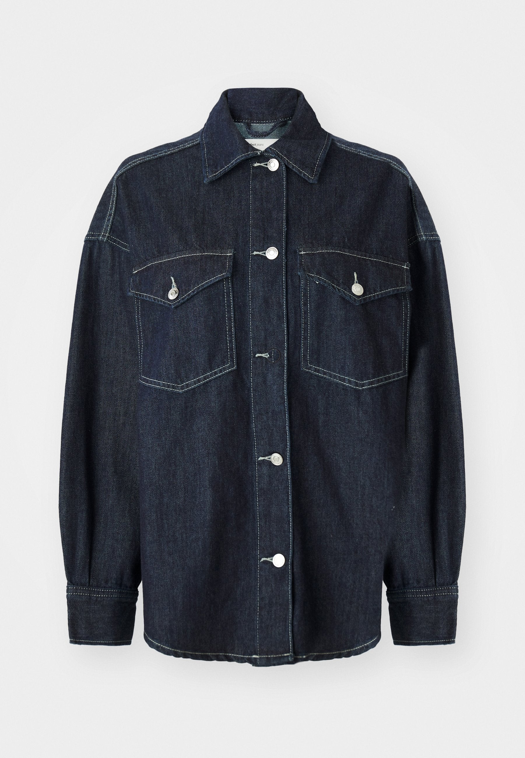 Dunkelblaue Jeansjacke mit zwei Brusttaschen, silbernen Knöpfen, einem spitzen Kragen und langen Ärmeln mit schmalen Manschetten. Weiche Textur.
