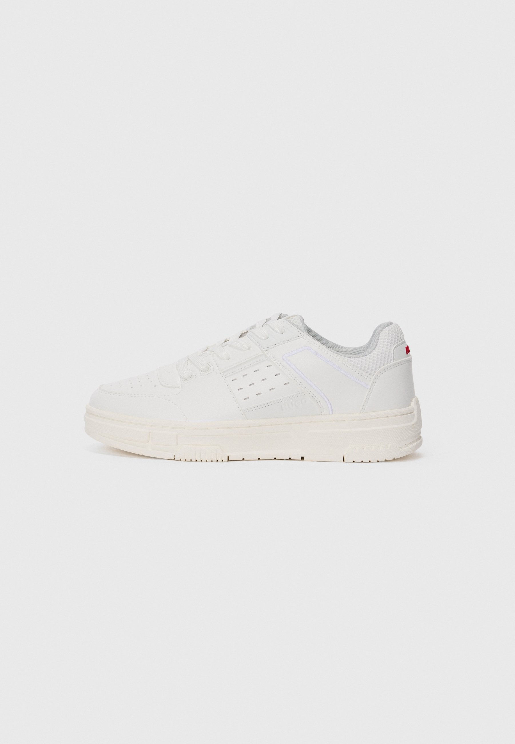 Weißer Sneaker mit strukturiertem Obermaterial, perforierten Details, einer hellgrauen Mesh-Zunge und einer cremefarbenen Gummisohle. Mit minimalem Branding an der Seite.