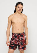 Rote und schwarze Blumenmuster-Badehose mit Kordelzug und lockerem Schnitt, aus leichtem Stoff mit glatter Textur gefertigt.