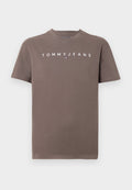 Braunes kurzärmliges T-Shirt aus Baumwolle mit weißem "TOMMY JEANS"-Logo auf der Brust, Rundhalsausschnitt und regulärer Passform.