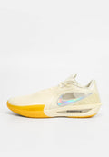 Nike-Sneaker in Creme mit gelber Außensohle, mit strukturierter Oberseite, reflektierendem Logo und einem schlanken Design für Leistung.
