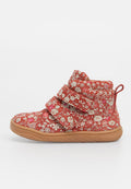 Rote Stoffstiefel mit floralem Muster, ausgestattet mit drei Klettverschlüssen, einem gepolsterten Schaftrand und einer sandfarbene Gummisohle. Verstärkte Nähte sind vorhanden.