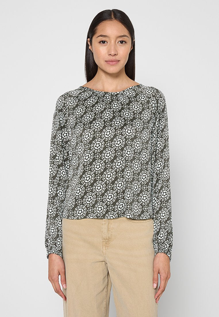 Langärmliges Shirt aus leichtem, durchscheinendem schwarzem Stoff mit weißem Blumenmuster. Verfügt über einen runden Halsausschnitt und eine lockere Passform.
