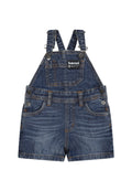 Dunkelblaue Jeanslatzhosen mit verstellbaren Trägern, einer Vordertasche, zwei Seitentaschen und orangefarbenen Nähten. Mit Timberland-Logo-Tag.