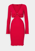 Rotes, samtiges Langarmkleid mit tiefem V-Ausschnitt, herzförmigem Ausschnitt und figurbetonter Silhouette mit einem fransigen Saum.