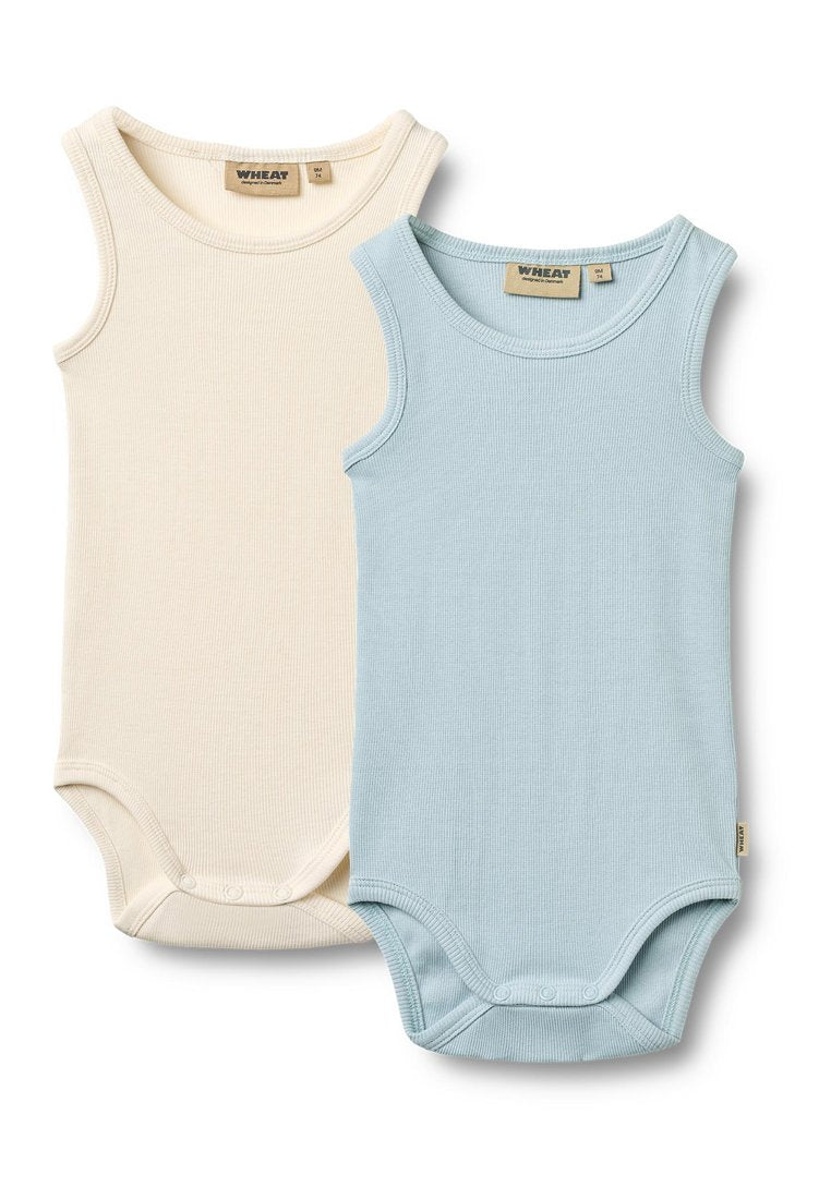 Zwei ärmellose Bodysuits; einer in Creme und einer in Hellblau. Hergestellt aus geripptem Stoff mit Druckknopfverschluss am unteren Ende und abgerundeten Halsausschnitten.
