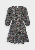 Schwarzes Blumenkleid mit Puffärmeln, weißen, rosa und blauen Blumenmustern, tailliertem Oberteil und ausladendem Rock; Ausschnitt am Rücken mit Schlüsselöffnung.