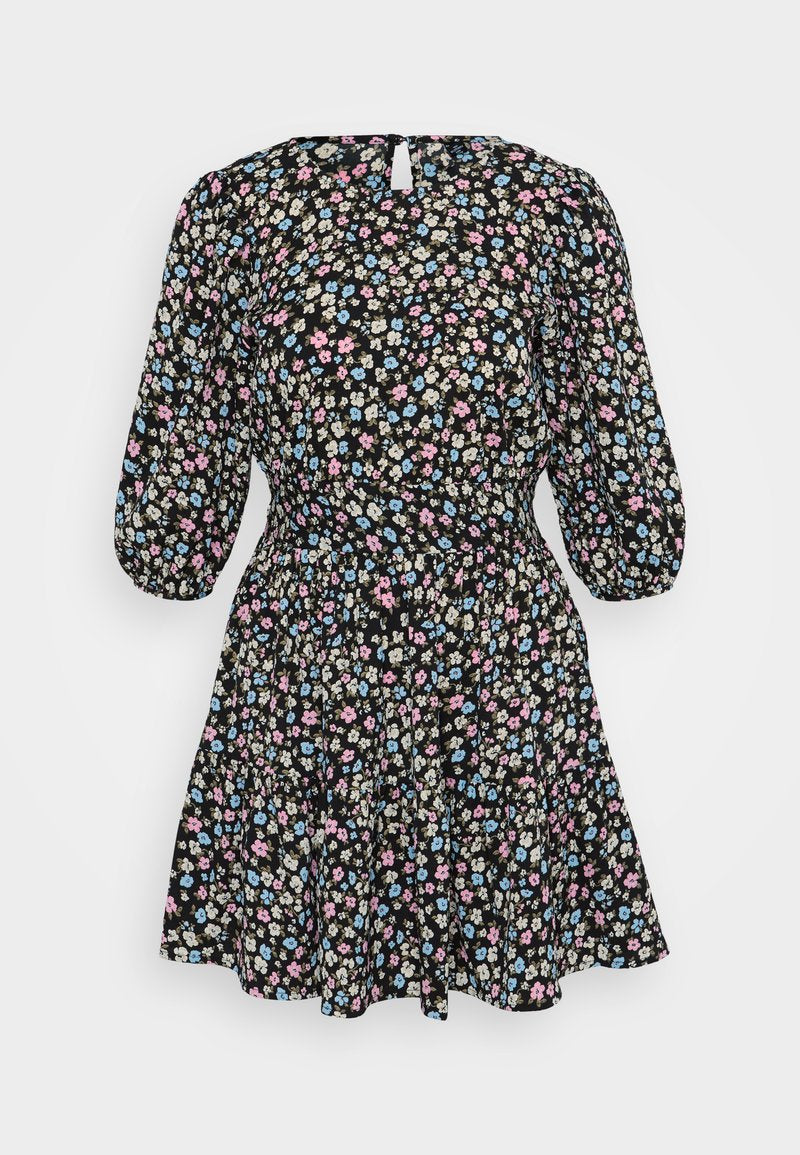 Schwarzes Blumenkleid mit Puffärmeln, weißen, rosa und blauen Blumenmustern, tailliertem Oberteil und ausladendem Rock; Ausschnitt am Rücken mit Schlüsselöffnung.