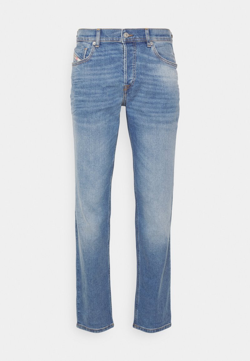 Helleblaue Jeans aus Denim mit geradem Schnitt, ausgestattet mit einem Reißverschluss, fünf Taschen und subtilen Ausbleichungen auf der Vorder- und Rückseite. Metallknopfverschluss.