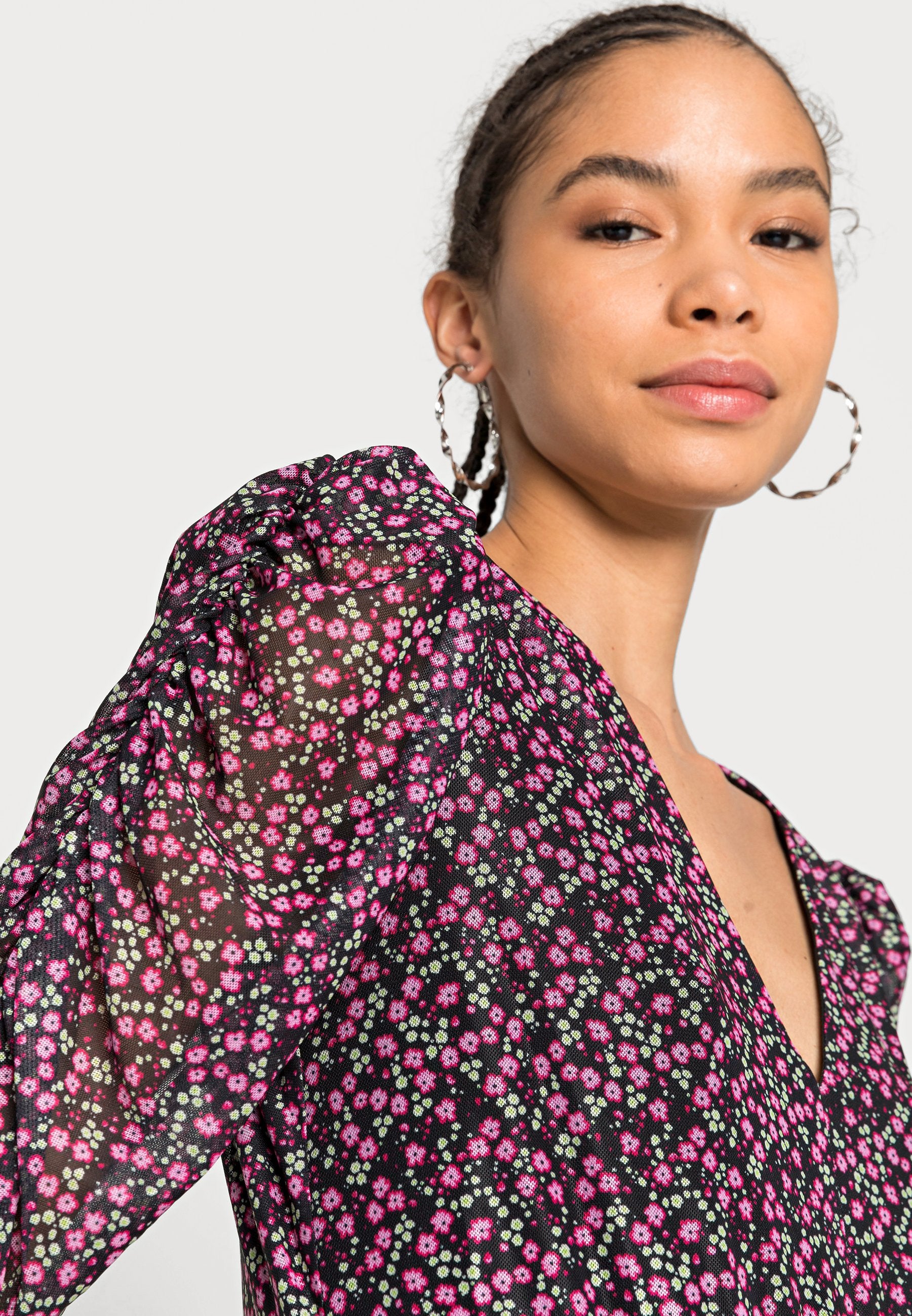 Colourful Rebel STACEY SMALL FLOWER GATHERED MINI DRESS