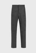Graue Hose mit strukturiertem Muster, geradem Schnitt und mittelhohem Bund. Besteht aus einem schlichten Design ohne sichtbare Verzierungen.