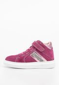 Rosa Wildleder-Hochtop-Sneaker mit weißer Gummisohle, mit rosa und glitzernd silbernen Streifenakzenten und Velcro-Verschluss.