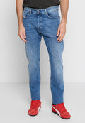 Blaue Denim-Jeans mit geradem Bein, ausgestattet mit einem klassischen Five-Pocket-Design und einem ausgewaschenen Finish, kombiniert mit roten Sportschuhen.