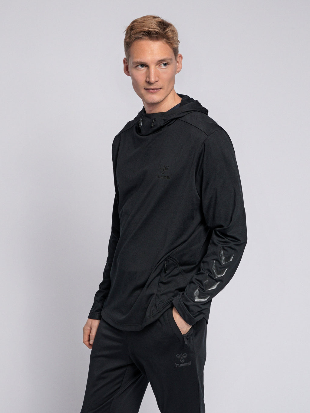 Hummel ASTON