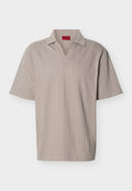 Beiges Strick-Poloshirt mit kurzen Ärmeln, strukturiertem vertikalem Streifenmuster und offenem V-Ausschnitt.