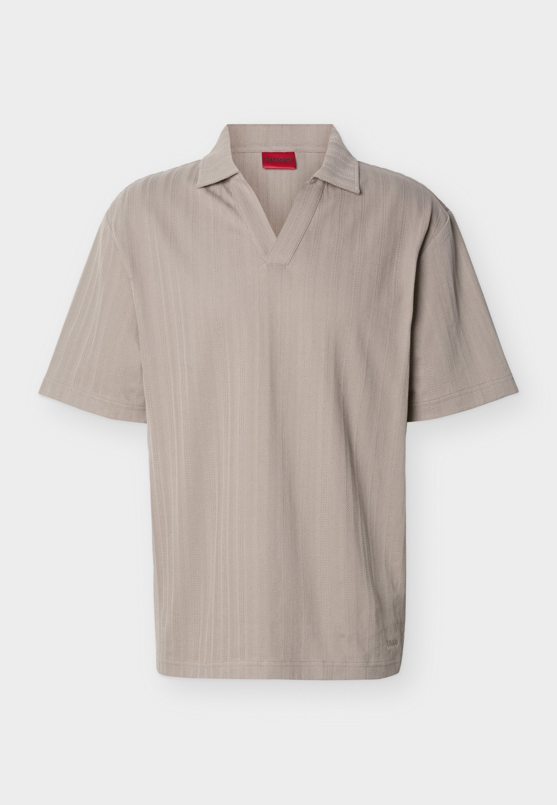 Beiges Strick-Poloshirt mit kurzen Ärmeln, strukturiertem vertikalem Streifenmuster und offenem V-Ausschnitt.