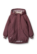 Kinder Wintermantel in Mauve mit Kapuze, floralem Innenfutter, Klappentaschen vorne und gerippten Bündchen, isoliert auf weißem Hintergrund.