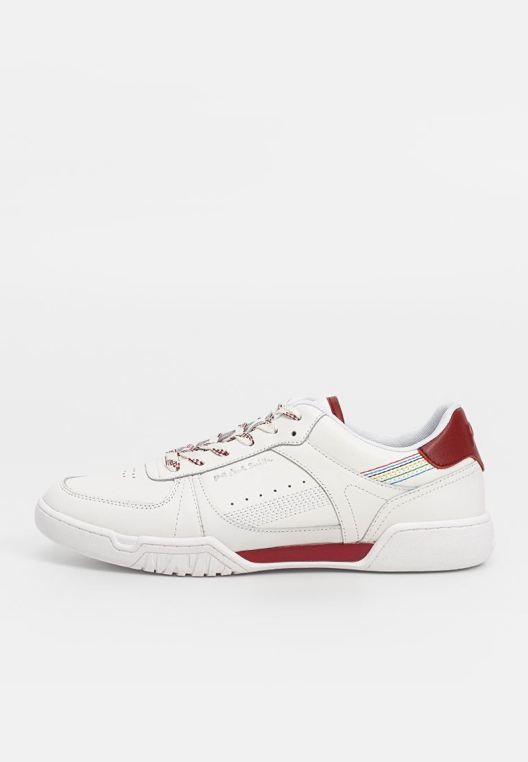 Weißes Leder-Sneaker mit roten Akzenten, strukturierten Paneelen und mehrfarbigen Streifen an der Ferse. Verfügt über eine Gummisohle und Schnürverschluss.