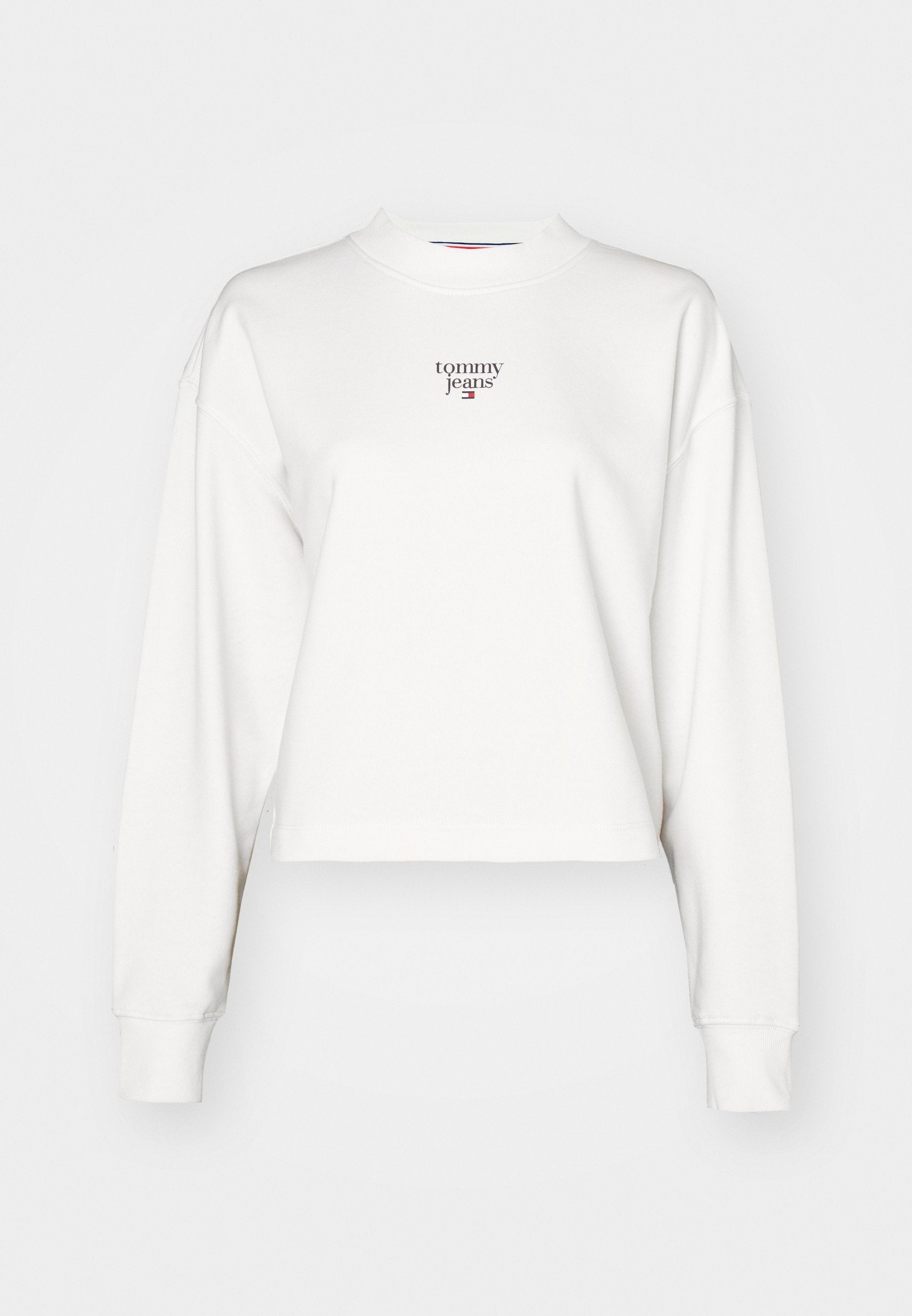 Weißer, kurzes Sweatshirt mit langen Ärmeln und hohem Kragen. Auf der Vorderseite befindet sich ein kleines, burgunderfarbenes "Tommy Jeans"-Logo. Angenehme, glatte Textur.