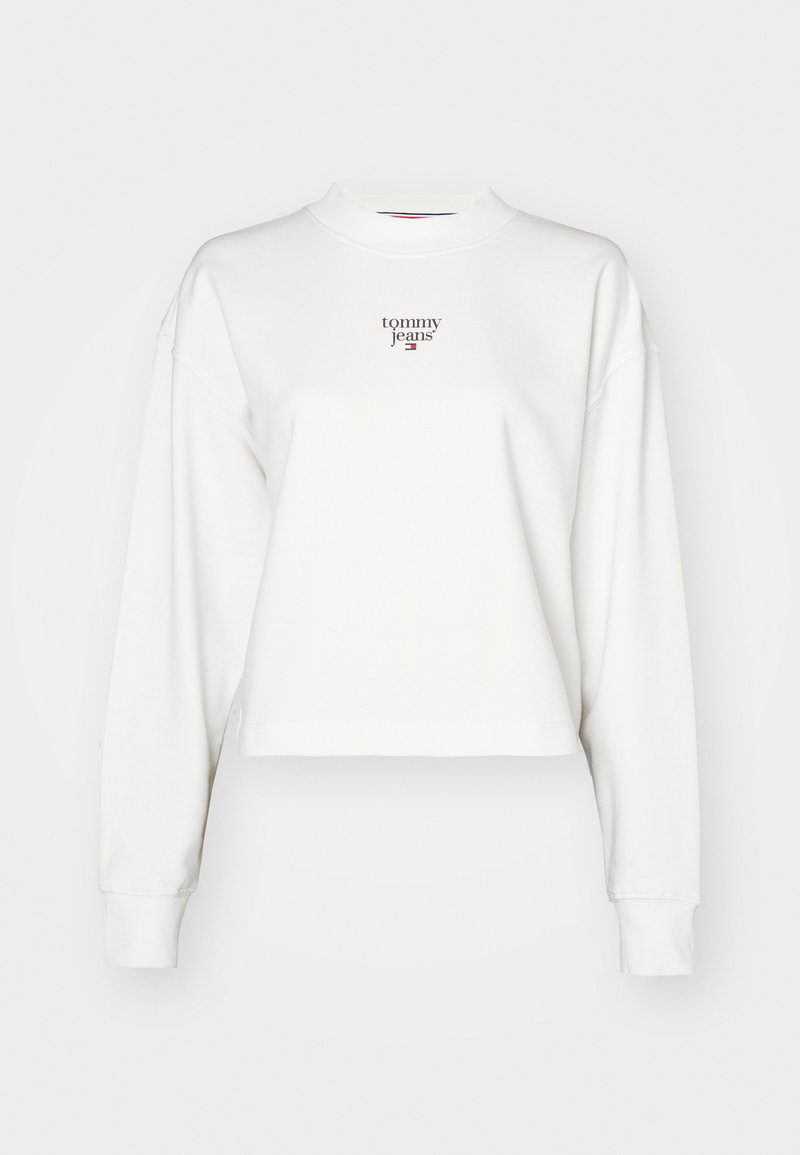 Weißer, kurzes Sweatshirt mit langen Ärmeln und hohem Kragen. Auf der Vorderseite befindet sich ein kleines, burgunderfarbenes "Tommy Jeans"-Logo. Angenehme, glatte Textur.