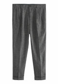 Graue maßgeschneiderte Hose aus strukturiertem Stoff, mit Falten, einem umgeschlagenen Saum und einem einzigen Knopfverschluss an der Taille.