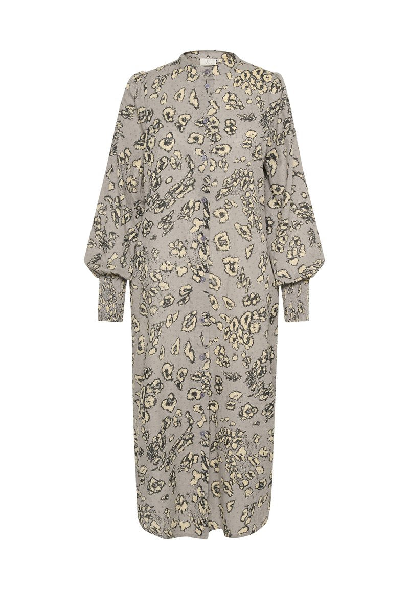 Langes graues Kleid mit Tiermuster, das entspannte Ärmel, einen runden Halsausschnitt und Knopfdetails auf der Vorderseite aufweist.