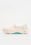 Hellbeiger Slip-On-Sneaker mit Mesh-Obermaterial, gepolsterter Sohle mit blauem Fußgewölbestütze und kleinem Markenetikett an der Seite.