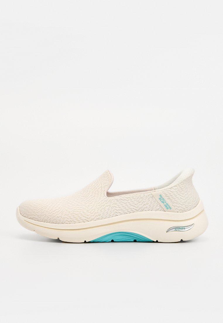 Hellbeiger Slip-On-Sneaker mit Mesh-Obermaterial, gepolsterter Sohle mit blauem Fußgewölbestütze und kleinem Markenetikett an der Seite.