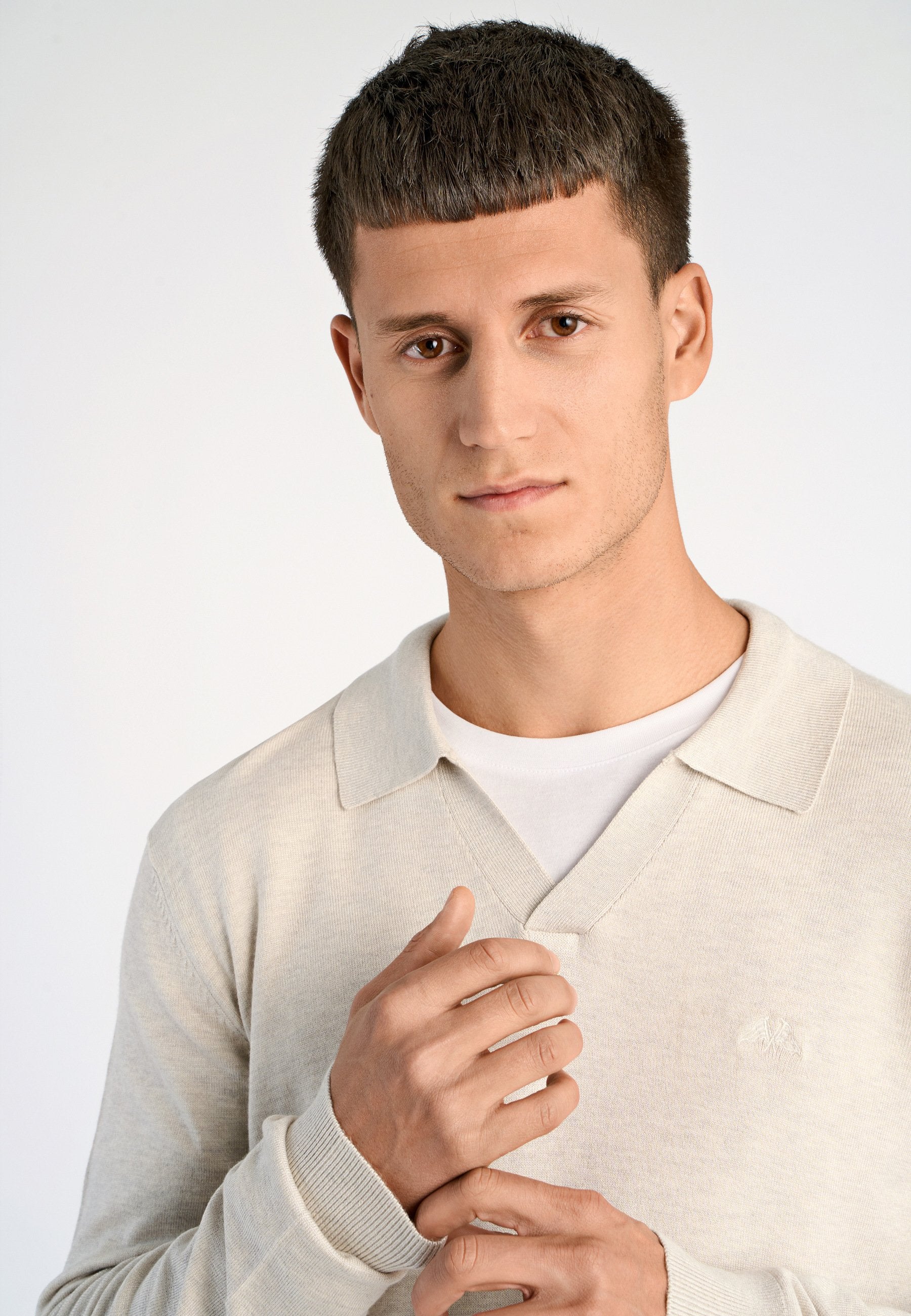 V-NECK Media 5