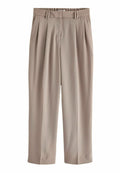 Beige Hose mit einem lockeren Schnitt, ausgestattet mit einem plissierten Frontbereich, elastischem Bund und geraden Beinen. Hergestellt aus glattem, leichtem Stoff.