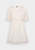 Florales Kleid aus leichtem, durchscheinendem Stoff; mit einem V-Ausschnitt, kurzen, gerafften Ärmeln, elastischem Bund und einem schwingenden Rock mit einem gerafften Saum.