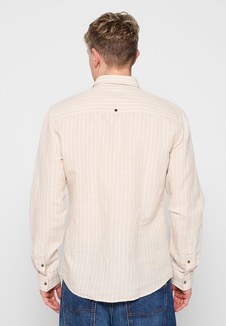 REGULAR FIT Media 3
