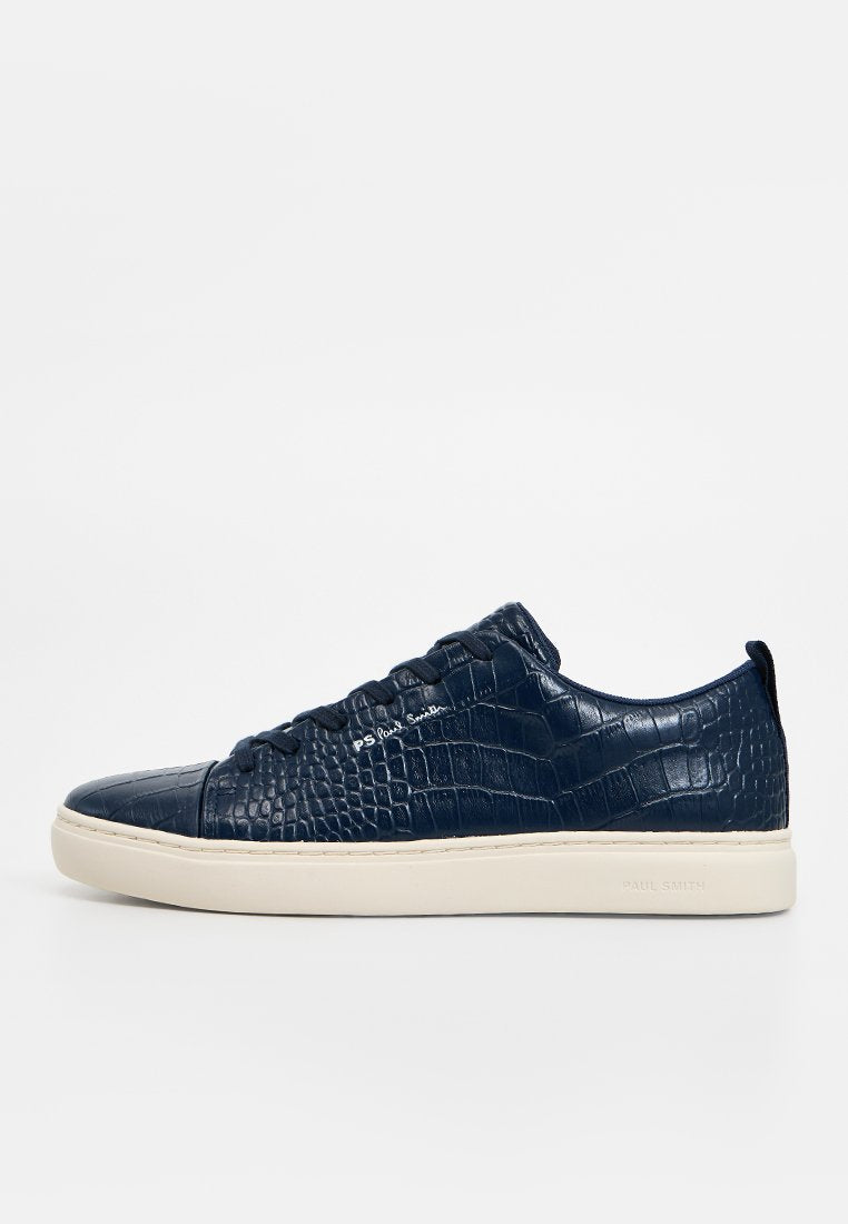 Marineblauer Sneaker aus krokodilgeprägtem Leder mit beiger Sohle und Schnürsenkeln, dezentes Branding an der Seite und abgerundete Zehenpartie.