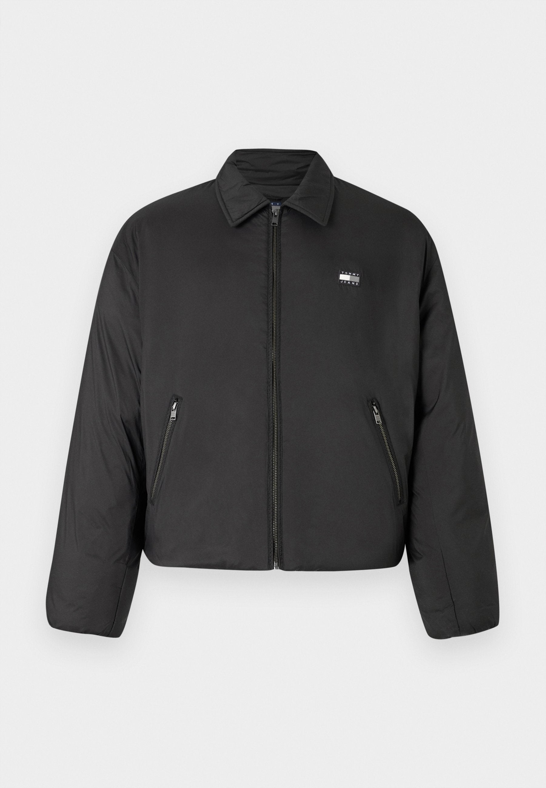 Schwarze, croppte Jacke mit Reißverschluss vorne, ausgestattet mit seitlichen Taschen und einem Kragen. Hergestellt aus glattem, wasserabweisendem Material. Kleines Logo auf der Brust.