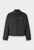 Schwarze, croppte Jacke mit Reißverschluss vorne, ausgestattet mit seitlichen Taschen und einem Kragen. Hergestellt aus glattem, wasserabweisendem Material. Kleines Logo auf der Brust.