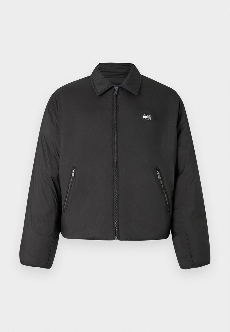 Schwarze, croppte Jacke mit Reißverschluss vorne, ausgestattet mit seitlichen Taschen und einem Kragen. Hergestellt aus glattem, wasserabweisendem Material. Kleines Logo auf der Brust.