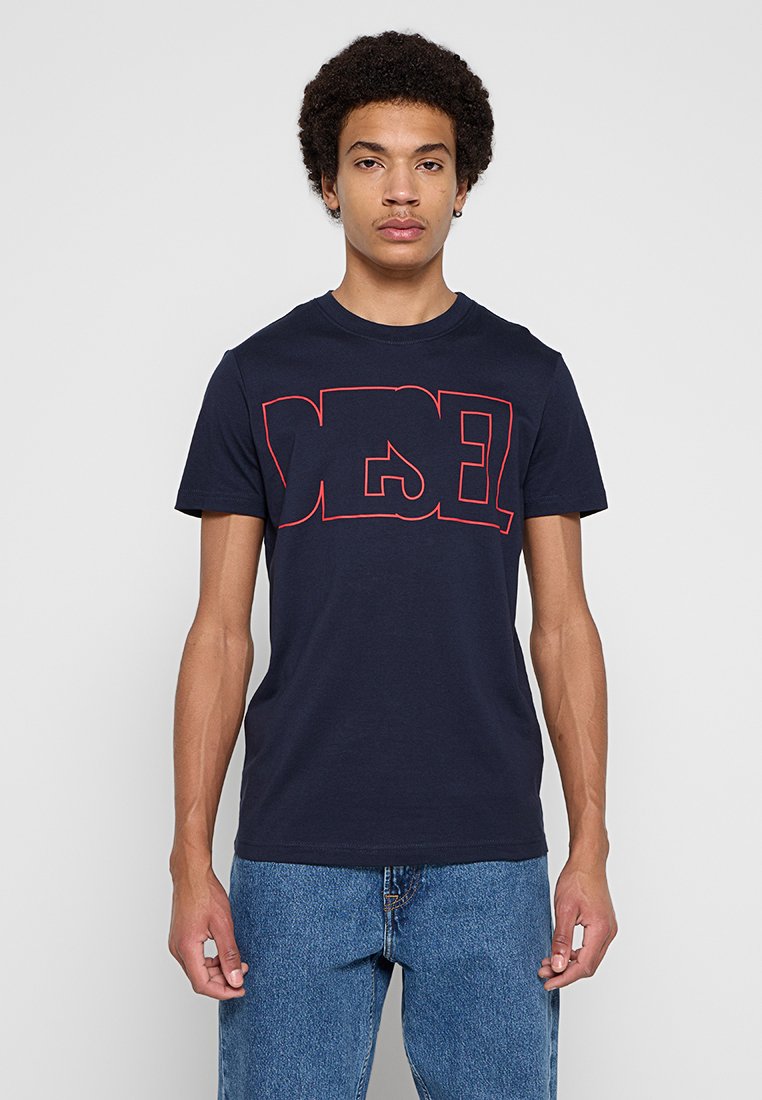 Navyblaues Baumwoll-T-Shirt mit auffälligem roten "DIESEL"-Schriftzug auf der Brust. Rundhalsausschnitt und kurze Ärmel. Lässiger Schnitt.