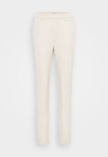 Beige, maßgeschneiderte Hose aus leichtem Stoff; schmaler Schnitt mit flachem Vorderteil, Gürtelschlaufen und Seitentaschen. Glatte Textur, keine sichtbaren Muster.