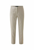 Beige Hose mit einer glatten, leicht glänzenden Textur. Maßgeschneiderter Schnitt, schmaler Fit, Fronttaschen und dezente goldene Hardwareakzente.