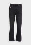 Schwarze, ausgestellte Jeans aus Denim mit fünf Taschen, Metallknopfverschluss und subtilen Waschdetails auf dem Stoff für eine interessante Textur.