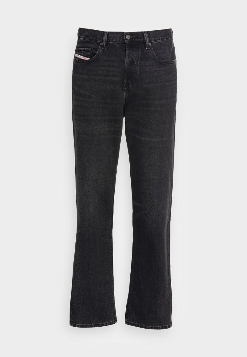 Schwarze, ausgestellte Jeans aus Denim mit fünf Taschen, Metallknopfverschluss und subtilen Waschdetails auf dem Stoff für eine interessante Textur.