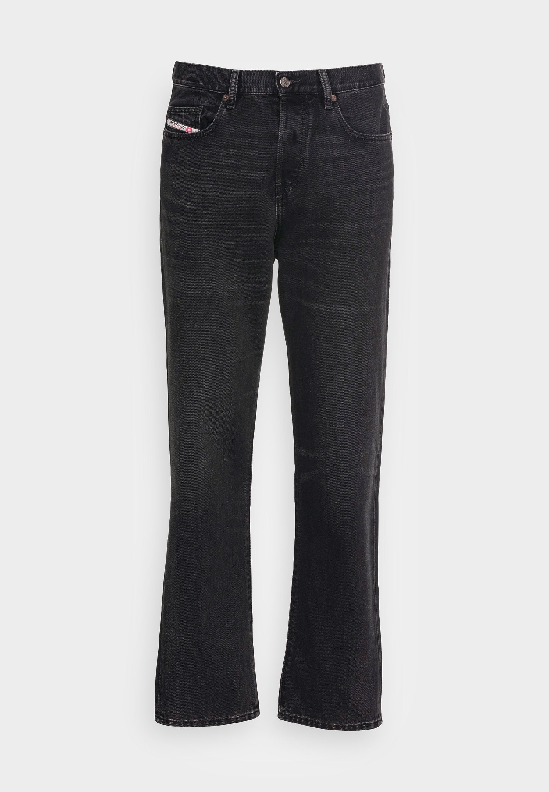 Schwarze, ausgestellte Jeans aus Denim mit fünf Taschen, Metallknopfverschluss und subtilen Waschdetails auf dem Stoff für eine interessante Textur.