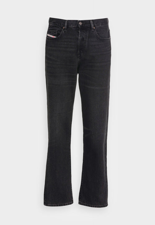 Schwarze, ausgestellte Jeans aus Denim mit fünf Taschen, Metallknopfverschluss und subtilen Waschdetails auf dem Stoff für eine interessante Textur.