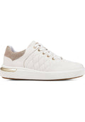 Weiße Sneaker mit einem gesteppten Design, strukturierten beigen Akzenten, goldenen Ösen und einer gemusterten, strukturierten Sohle für zusätzlichen Halt.