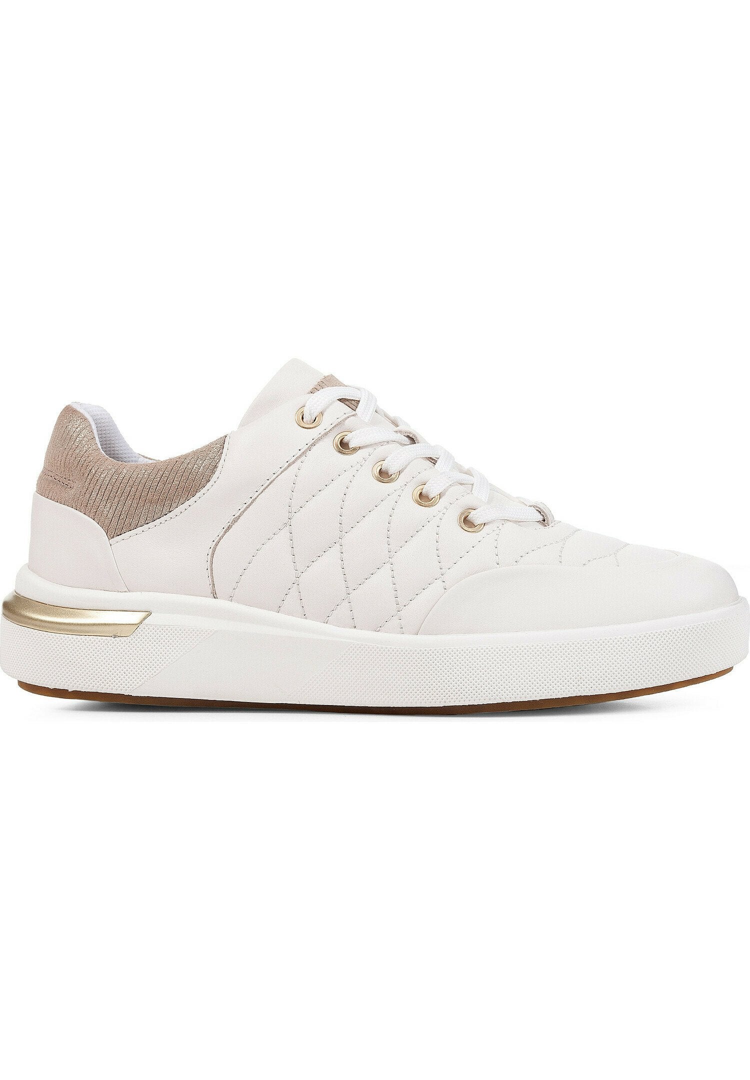 Weiße Sneaker mit einem gesteppten Design, strukturierten beigen Akzenten, goldenen Ösen und einer gemusterten, strukturierten Sohle für zusätzlichen Halt.